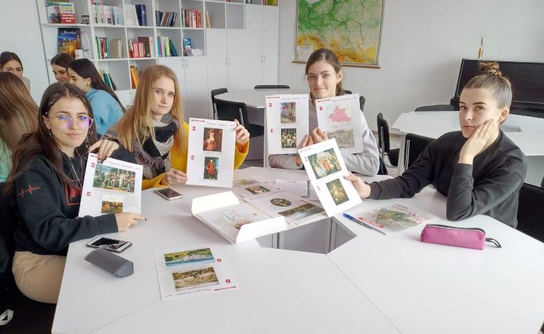 Демонстрація матеріалів навчальної папки, розробленої польським фондом Свобода і Демократія